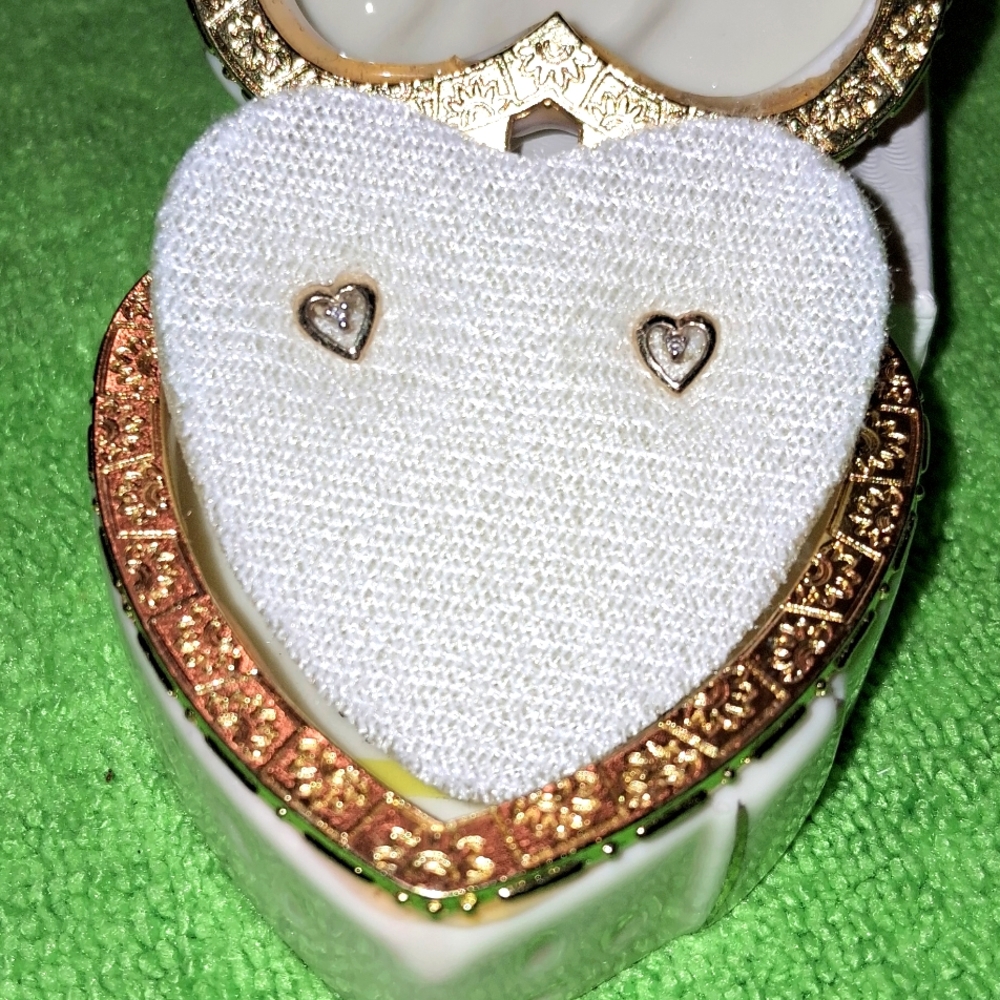 NWT,10K Yellow Gold, Heart-Shaped,Earrings with Sparkly Diamond Chip Centers✨